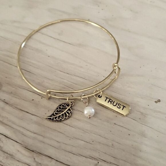 Bracelets by Sandra gold tone adjustable, trust - Picture 1 of 2